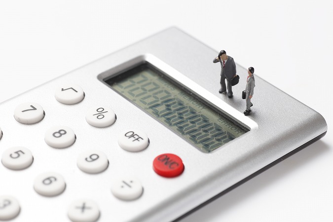 電卓の上に乗るフィギュア