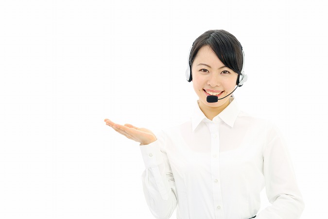 手を出す女性