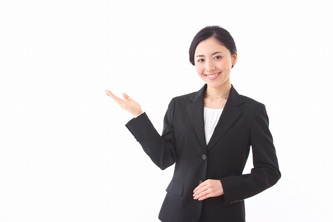 手を出す女性スーツ