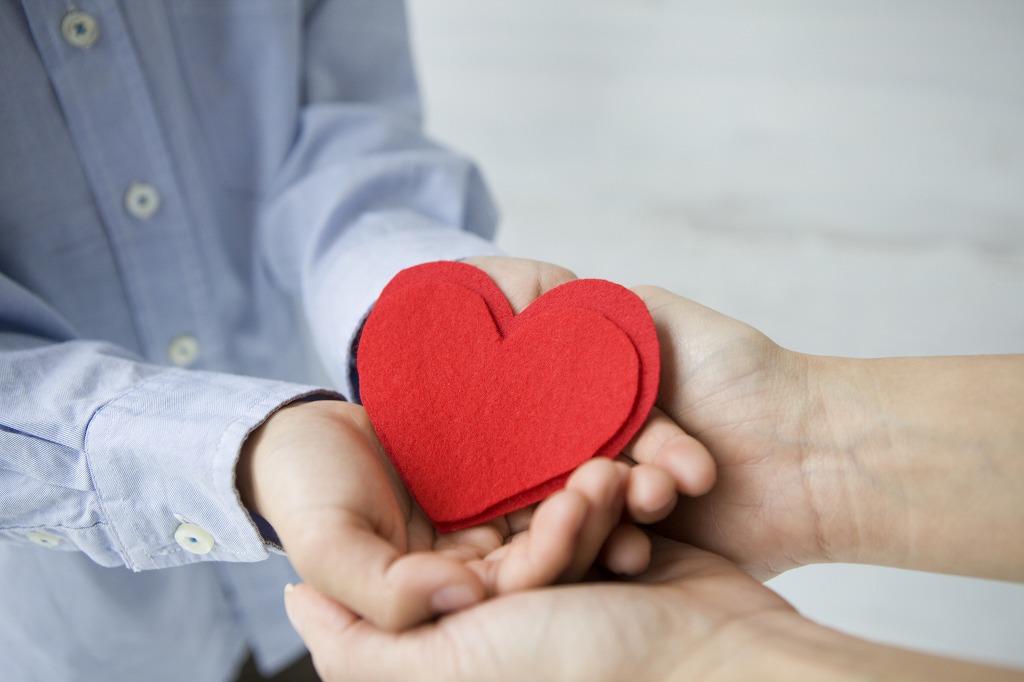 ハートを手渡す