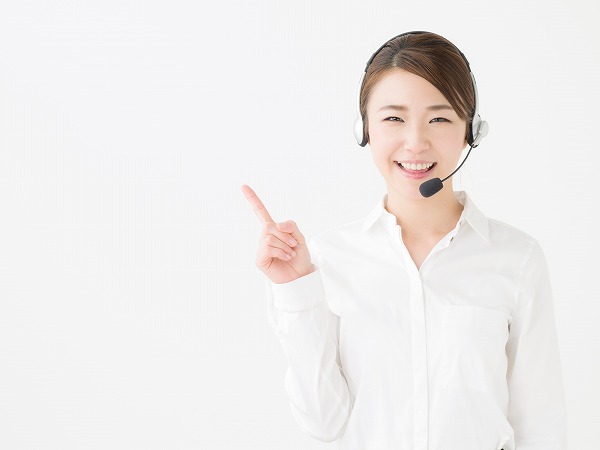 マイク付き手を出す女性